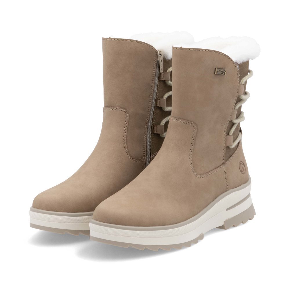 Braunbeige remonte Damen Kurzstiefel D2B72-20 mit griffiger Glass-Fibre Sohle. Schuhpaar seitlich schräg.