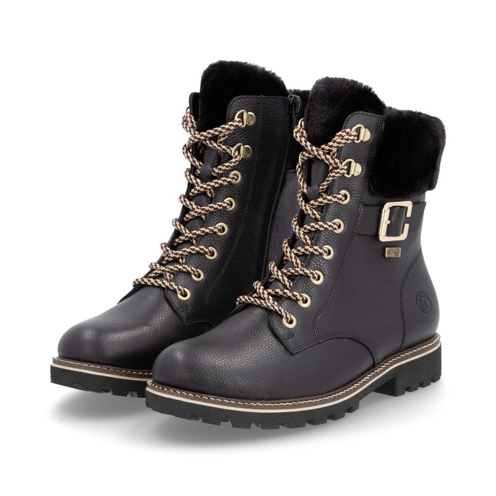 Bottes à lacets remonte noires femme D8481-02 avec membrane remonteTEX. Chaussures inclinées sur le côté.