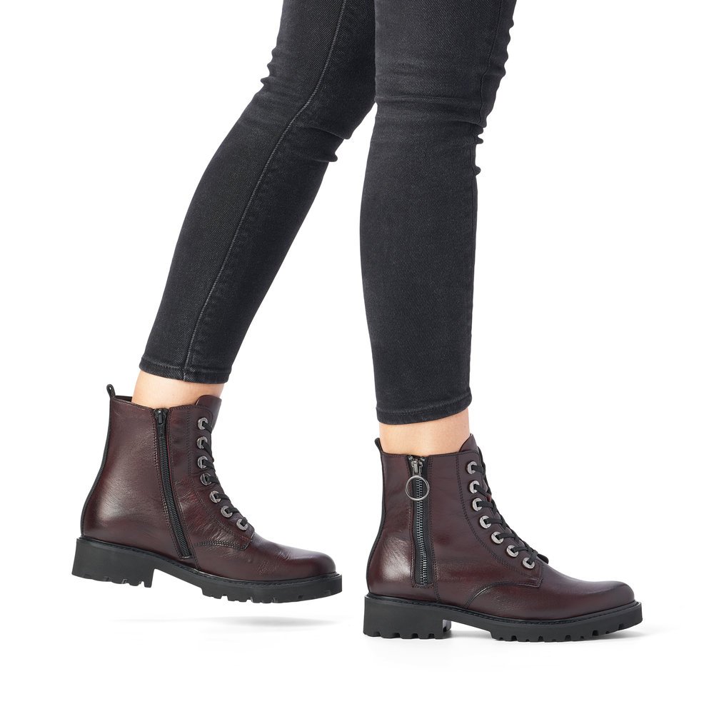 Red remonte women´s biker boots D8671-35 with distinctive eyelets as well as zipper. Shoe on foot.