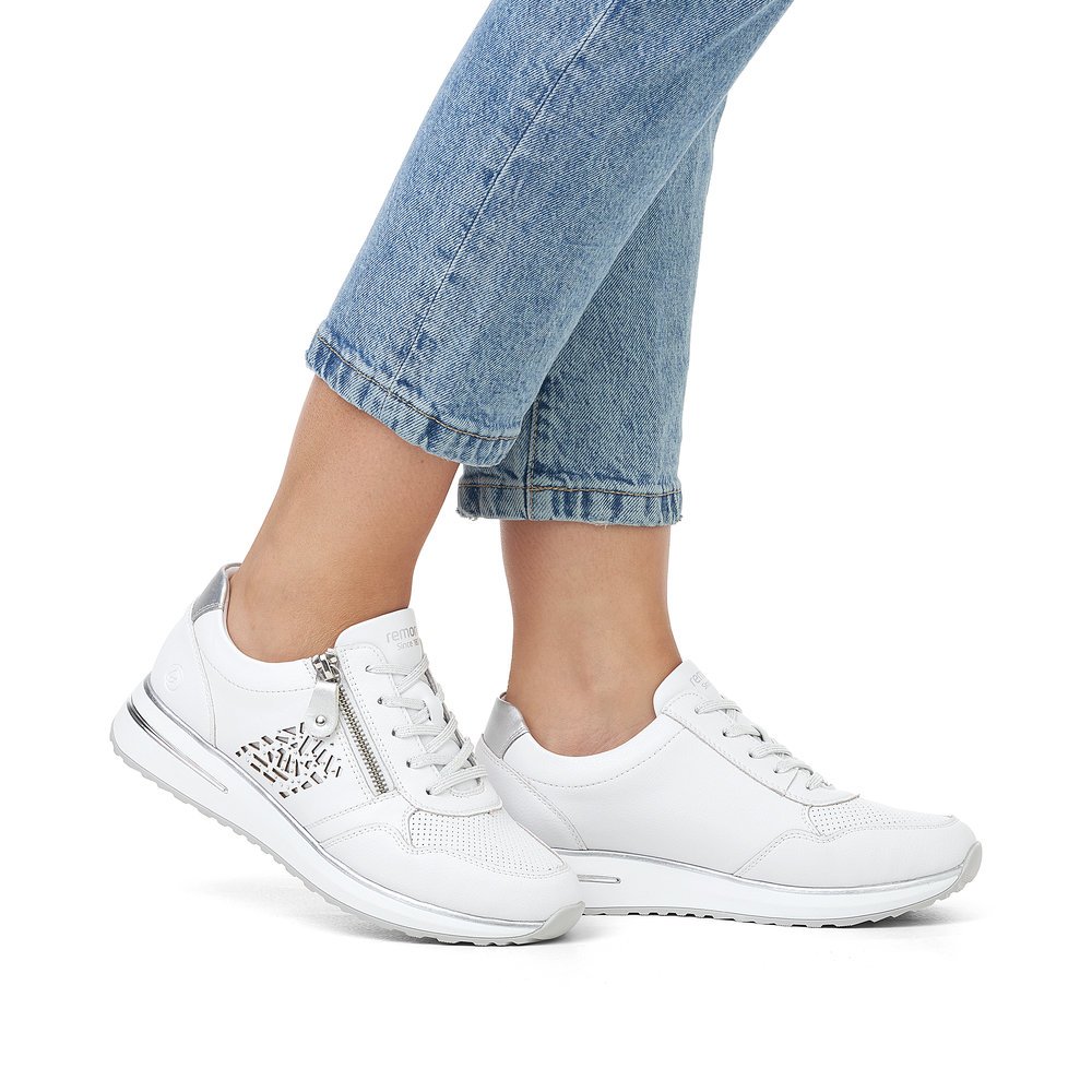 White remonte women´s sneakers D1G00-80 with zipper and cut-outs on the side. Shoe on foot.