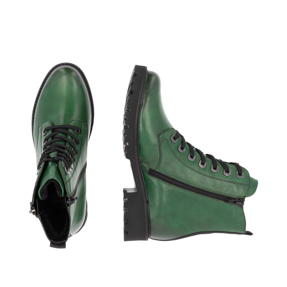 Emerald green remonte women´s biker boots D8671-53 with a distinctive eyelets. Shoe from the top, lying.