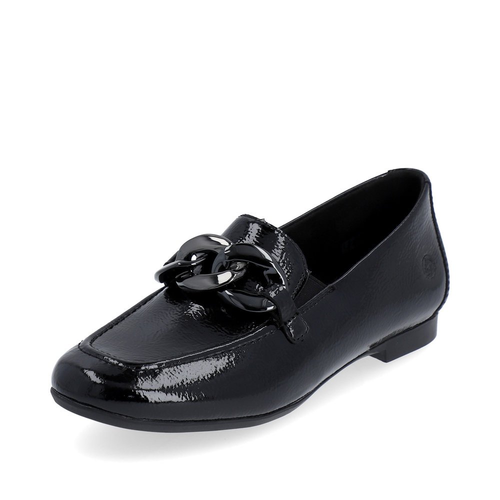 Glanzschwarze remonte Damen Loafer D0K00-01 mit grobgliedrigem Kettenelement. Schuh seitlich schräg.