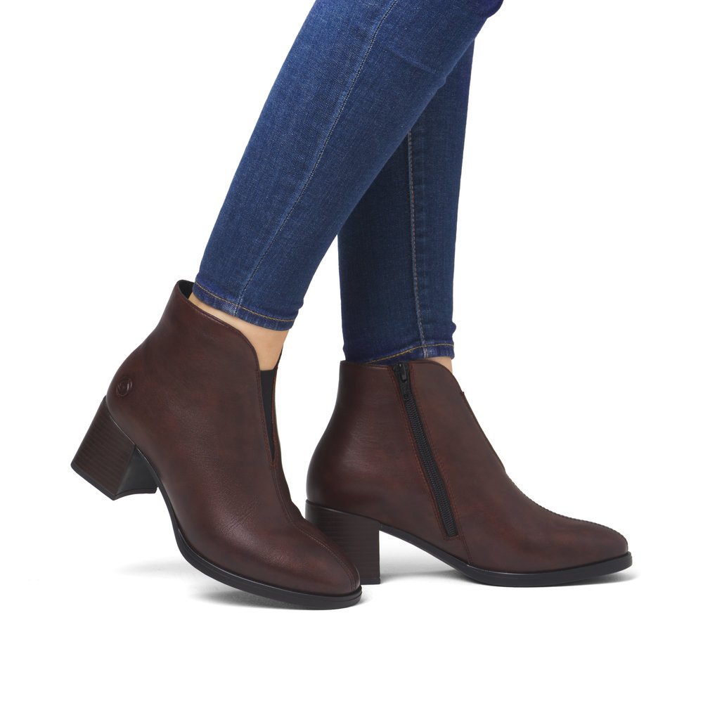 Red remonte women´s ankle boots D0V81-35 with a zipper as well as removable insole. Shoe on foot.