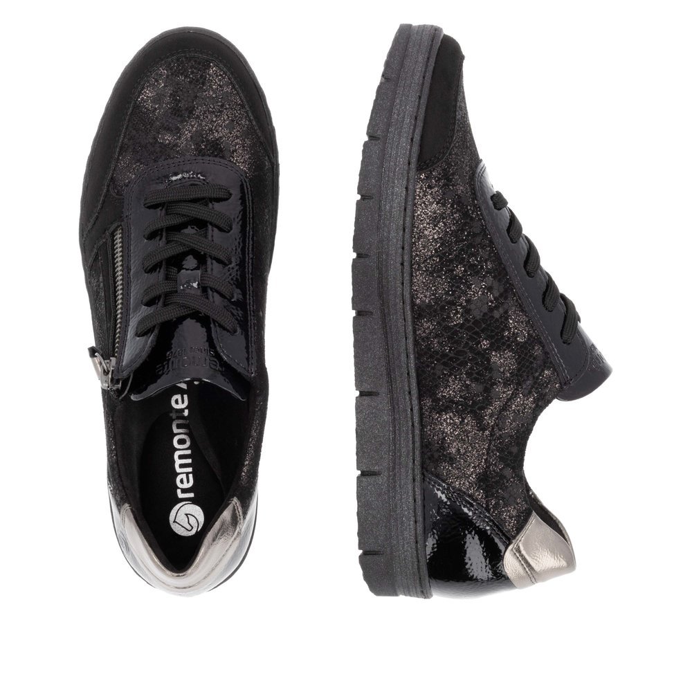 Black remonte women´s sneakers D5831-03 with a zipper as well as a removable insole. Shoe from the top, lying.