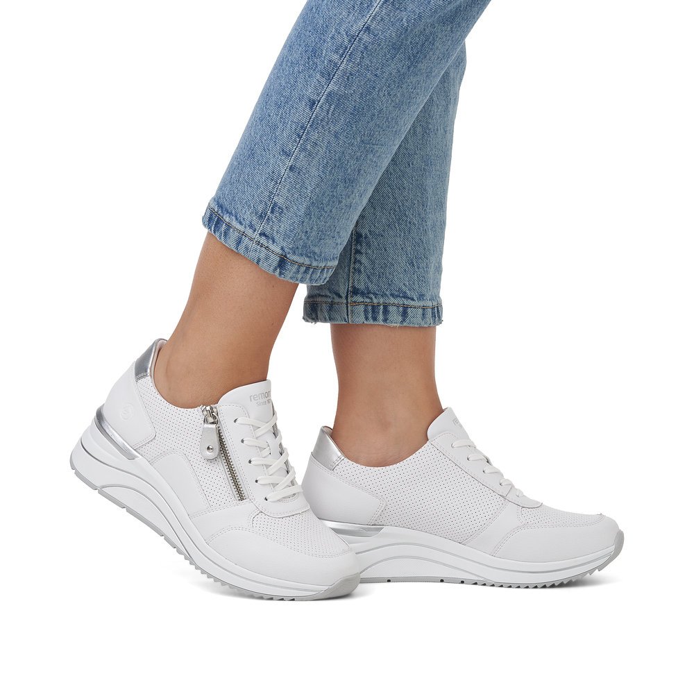 White remonte women´s sneakers D0T06-80 with zipper and extra width H. Shoe on foot.