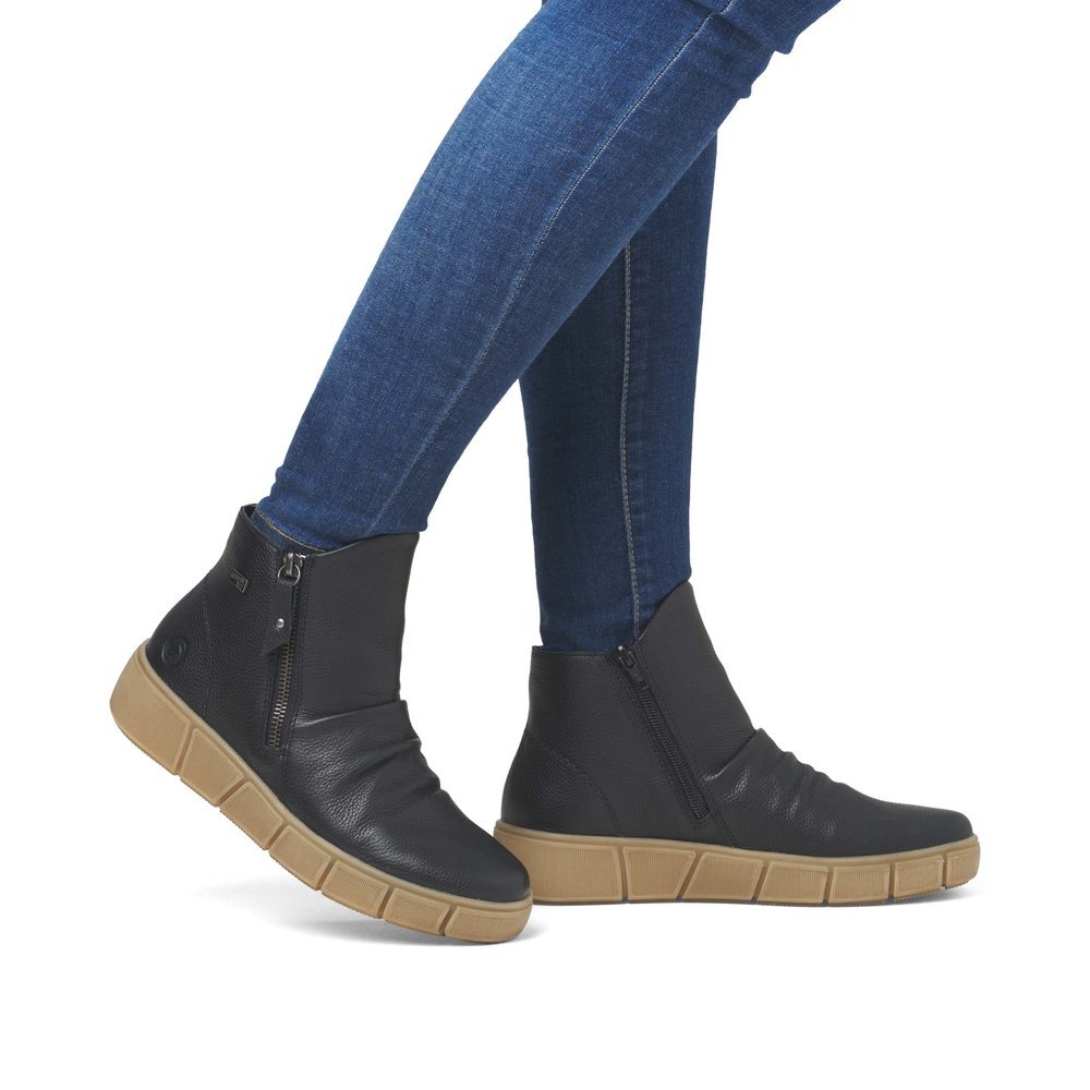 Night black remonte women´s ankle boots D1T73-00 with remonteTEX technology. Shoe on foot.