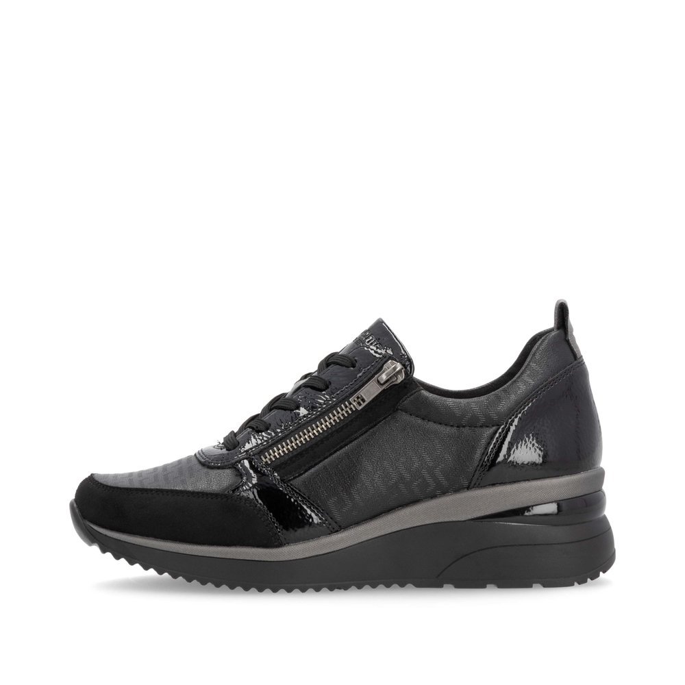 Black remonte women´s sneakers D2401-06 with a zipper as well as comfort width G. Outside of the shoe.