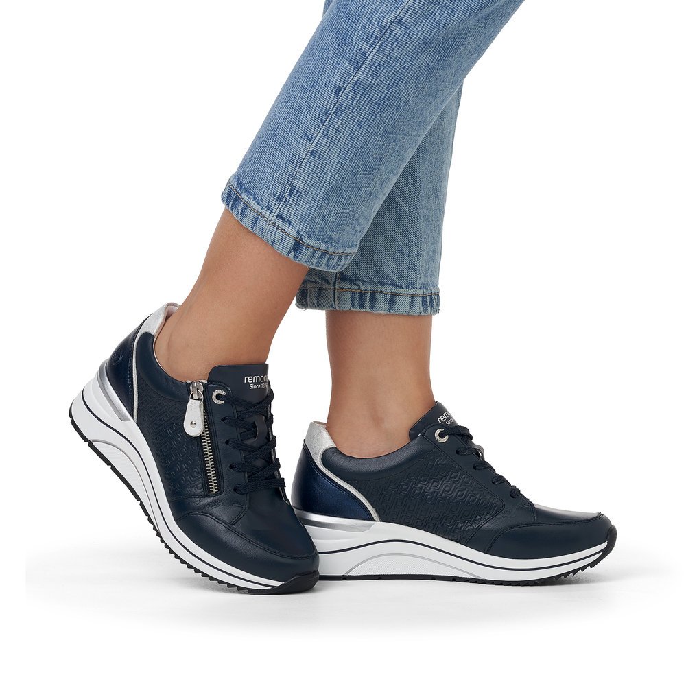 Navy blue remonte women´s sneakers D0T03-14 with a zipper and extra width H. Shoe on foot.