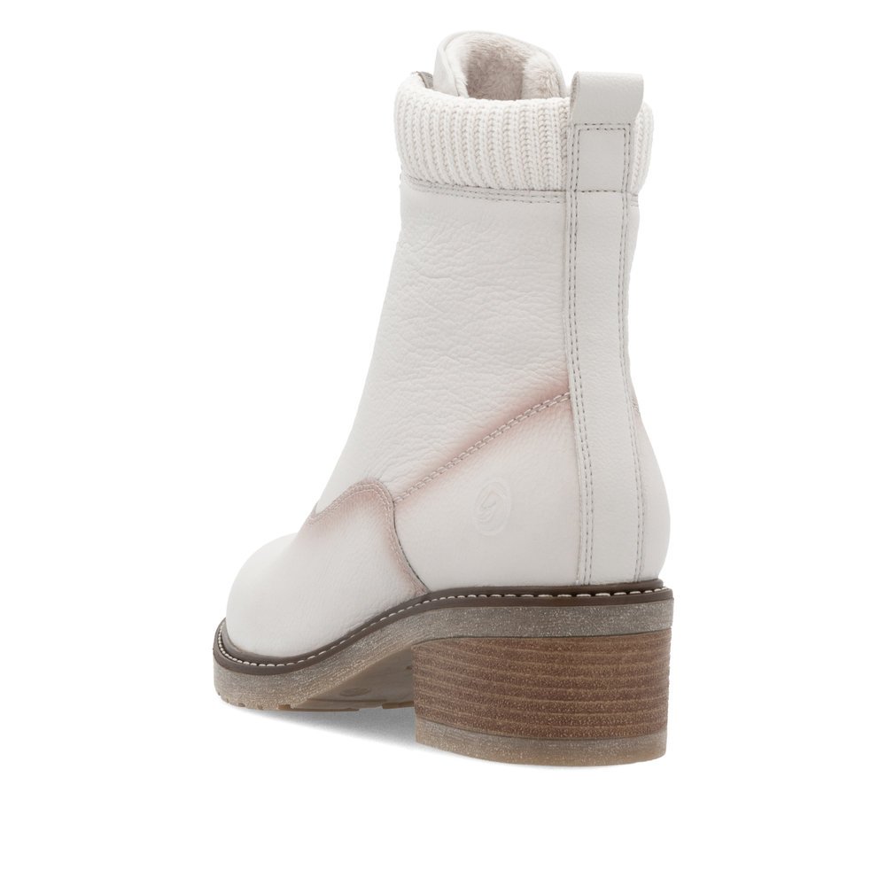 White remonte women´s ankle boots D1A80-80 with a zipper as well as a padded insole. Shoe from the back.