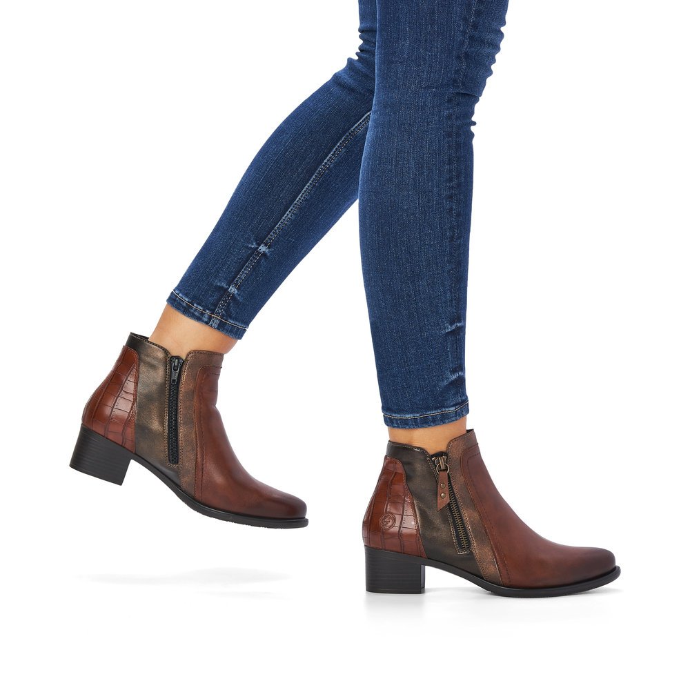 Bottines remonte marron pour femme R5172-23 avec fermeture éclair. Chaussure au pied.