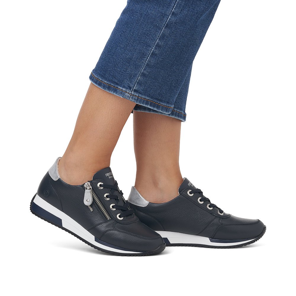 Blue remonte women´s sneakers D0H11-14 with zipper and padded exchangeable footbed. Shoe on foot.