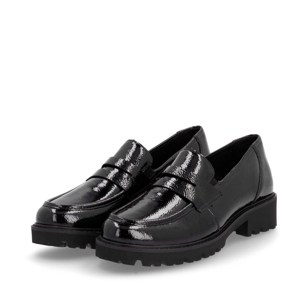 Glanzschwarze remonte Damen Loafer D8602-00 mit Gummizug sowie Komfortweite G. Schuhpaar seitlich schräg.