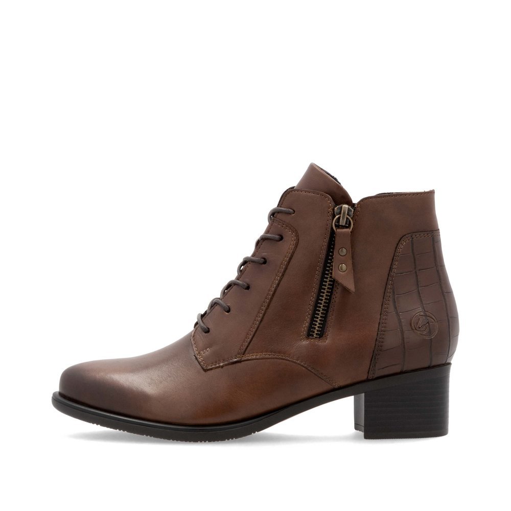 Brown remonte women´s ankle boots R5187-22 with zipper as well as removable insole. Outside of the shoe.