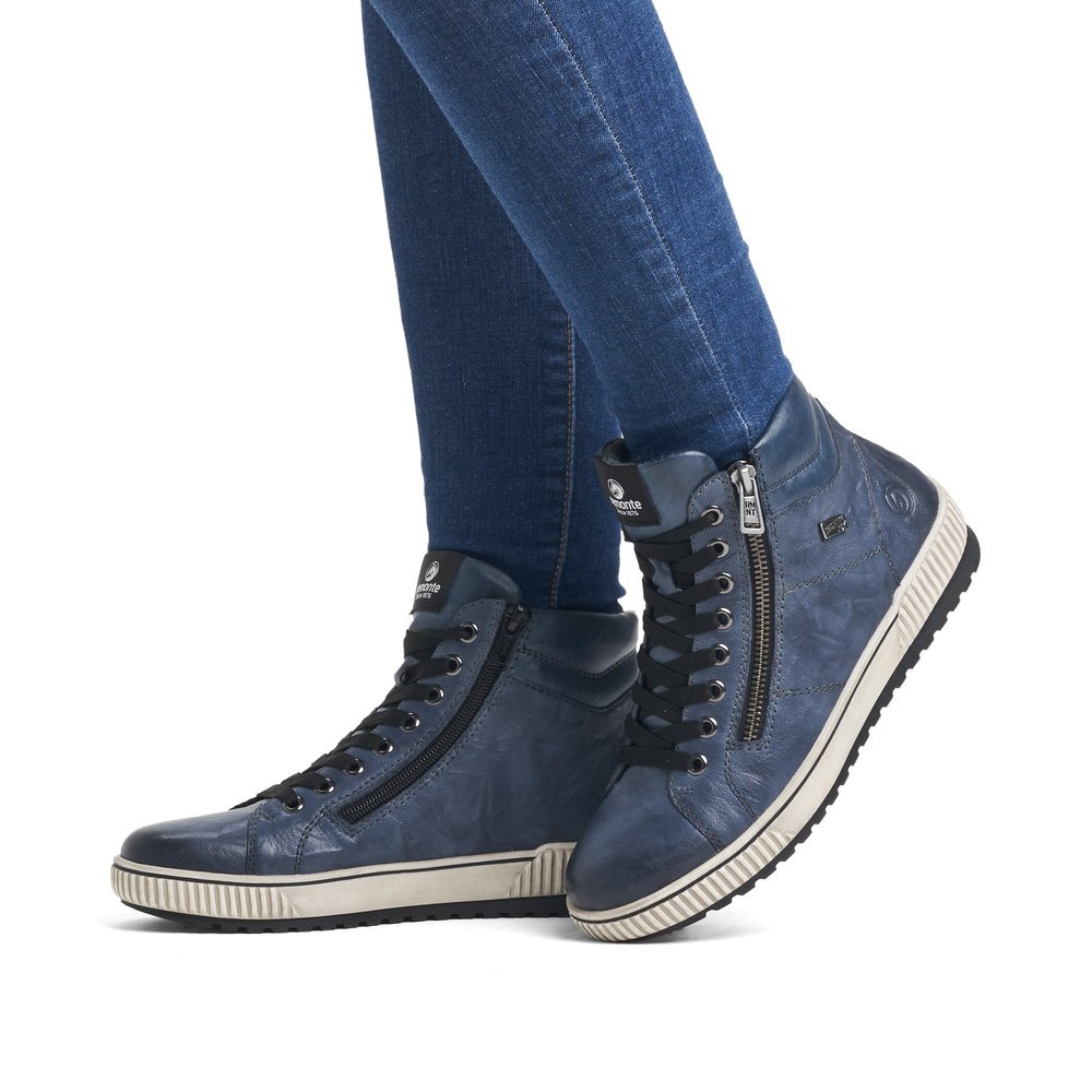 Ocean blue remonte women´s lace-up boots D0772-14 with remonteTEX technology. Shoe on foot.