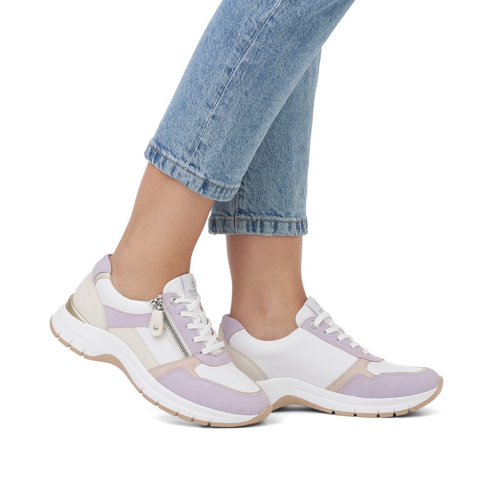 White remonte women´s sneakers D0G02-81 with a zipper and extra width H. Shoe on foot.