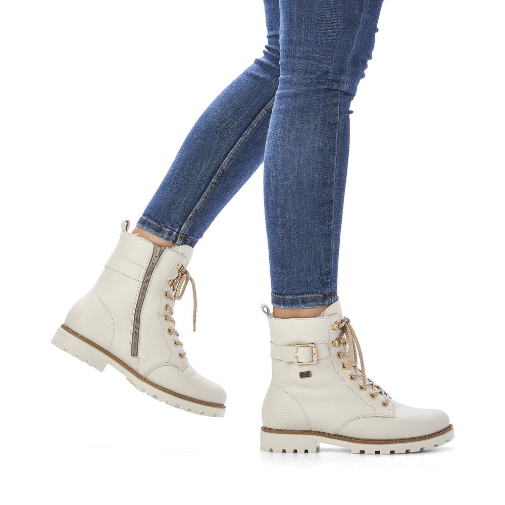 Pearl white remonte women´s lace-up boots D8475-80 with remonteTEX technology. Shoe on foot.