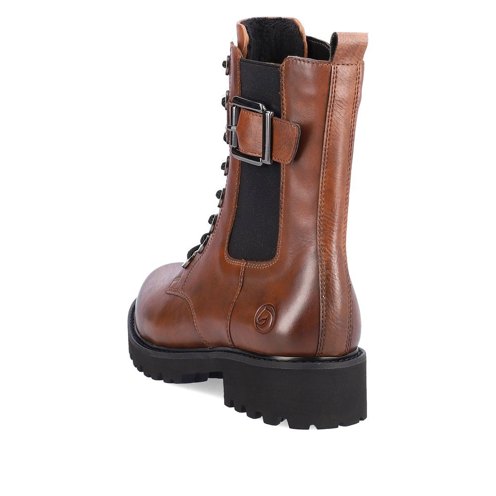 Braune remonte Damen Biker Boots D8668-22 mit Zierschnalle sowie Reißverschluss. Schuh von hinten.