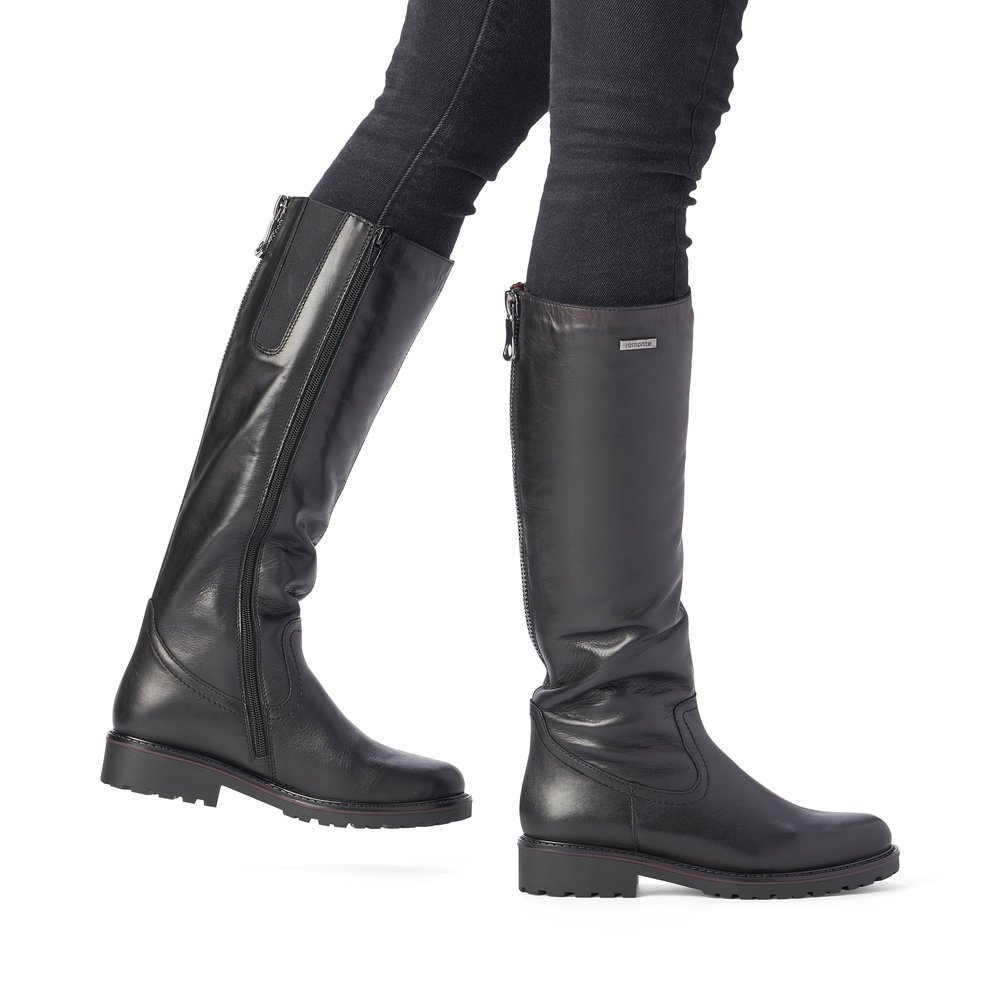 Black remonte women´s high boots R6576-01 with a zipper as well as comfort width G. Shoe on foot.