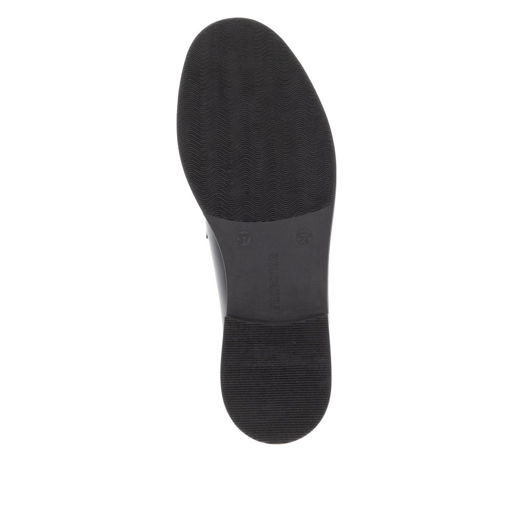 Mocassins remonte noirs pour femme D1U01-01 avec bande élastique. Semelle extérieure de la chaussure.