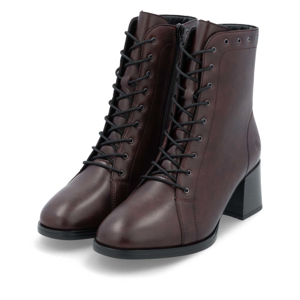 Wine red remonte women´s ankle boots D0V78-35 with zipper as well as padded insole. Shoes laterally.