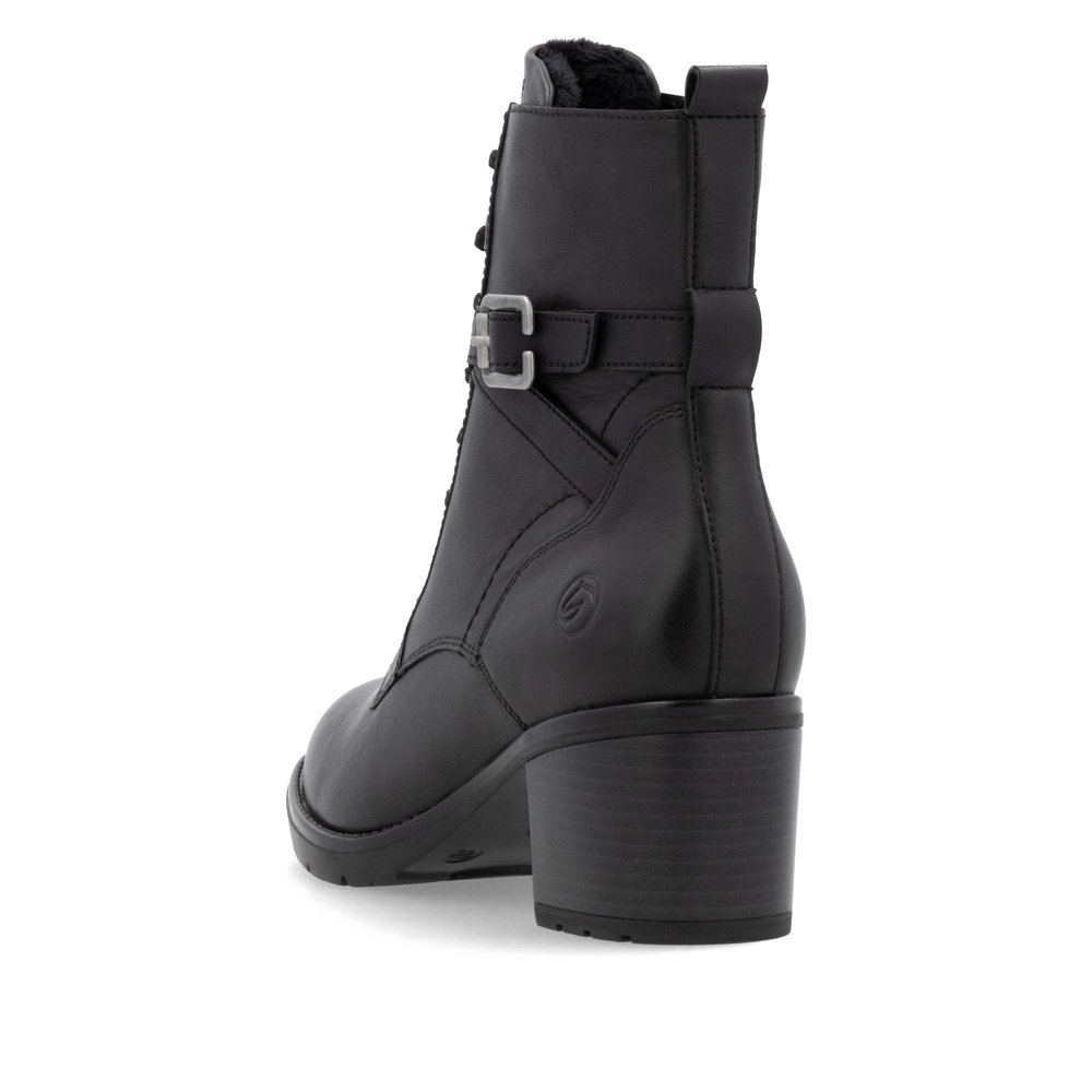 Tiefschwarze remonte Damen Stiefeletten D2A74-00 mit Zierschnalle. Schuh von hinten.