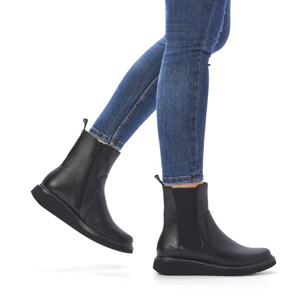 Black remonte women´s Chelsea boots D3970-01 with zipper as well as comfort width G. Shoe on foot.