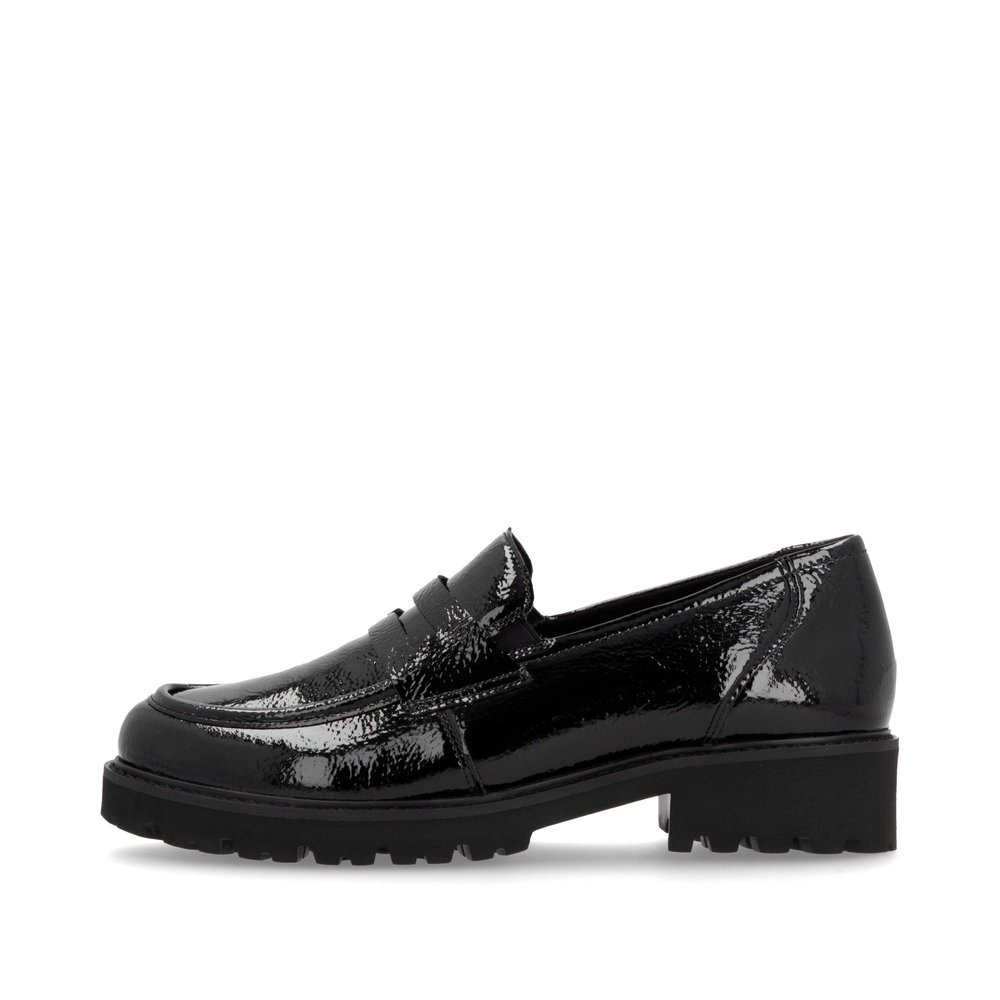 Black remonte women´s loafers D8602-00 with elastic band as well as comfort width G. Outside of the shoe.