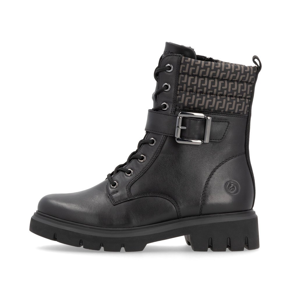 Tiefschwarze remonte Damen Biker Boots D1W71-03 mit Zierschnalle. Schuh Außenseite.