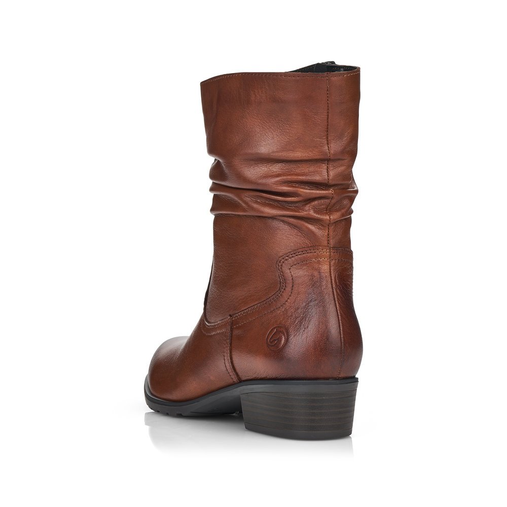 Bottines remonte marron pour femme D6886-22 avec aspect plissé. Chaussure vue de l'arrière.