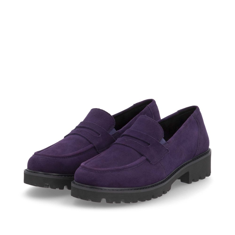 Auberginefarbene remonte Damen Loafer D8602-30 mit Gummizug sowie Komfortweite G. Schuhpaar seitlich schräg.