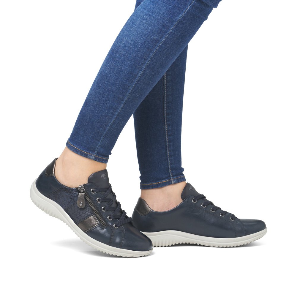 Blue remonte women´s lace-up shoes D1E00-14 with zipper as well as comfort width G. Shoe on foot.