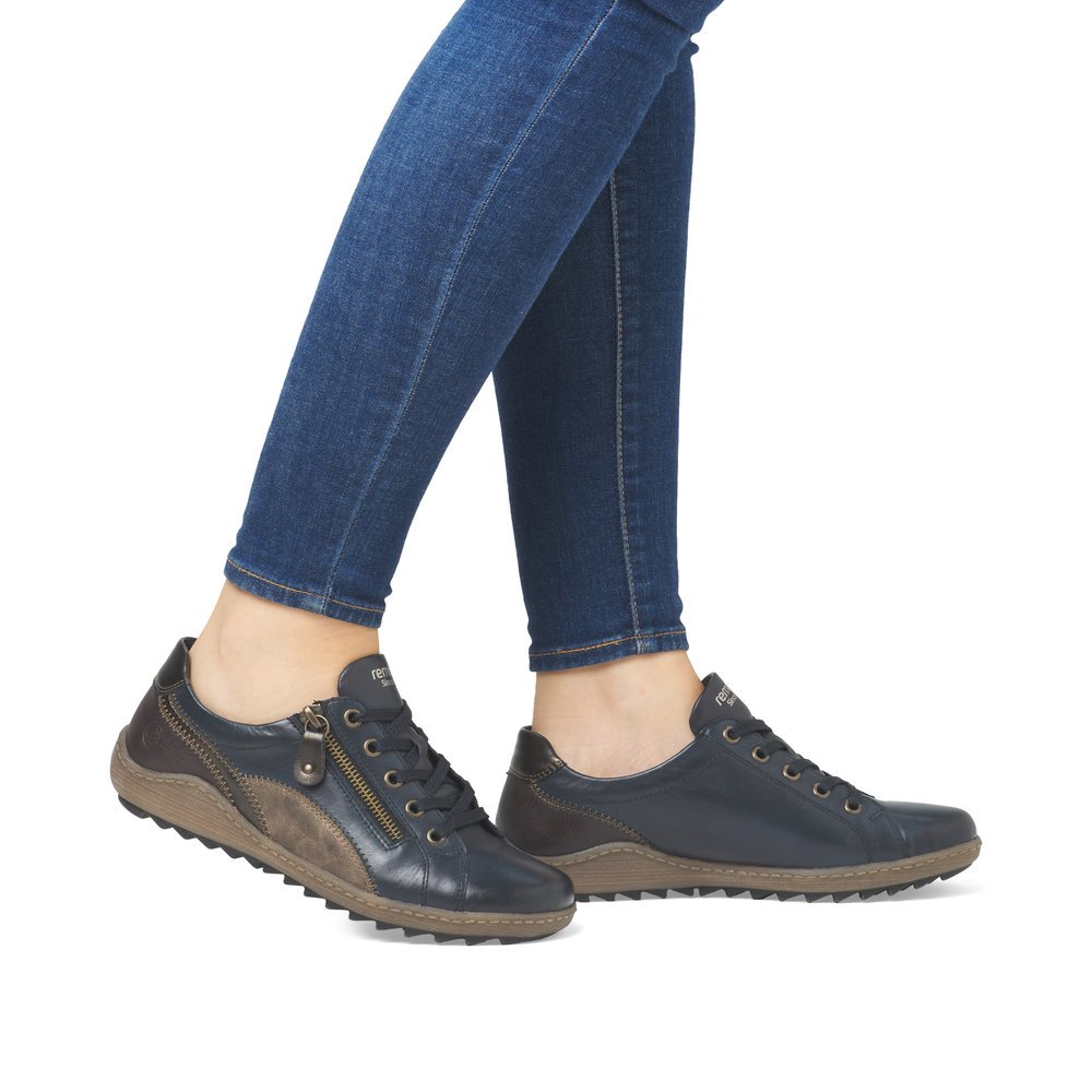 Dunkelblaue remonte Damen Schnürschuhe R1439-14 mit einem Reißverschluss. Schuh am Fuß.