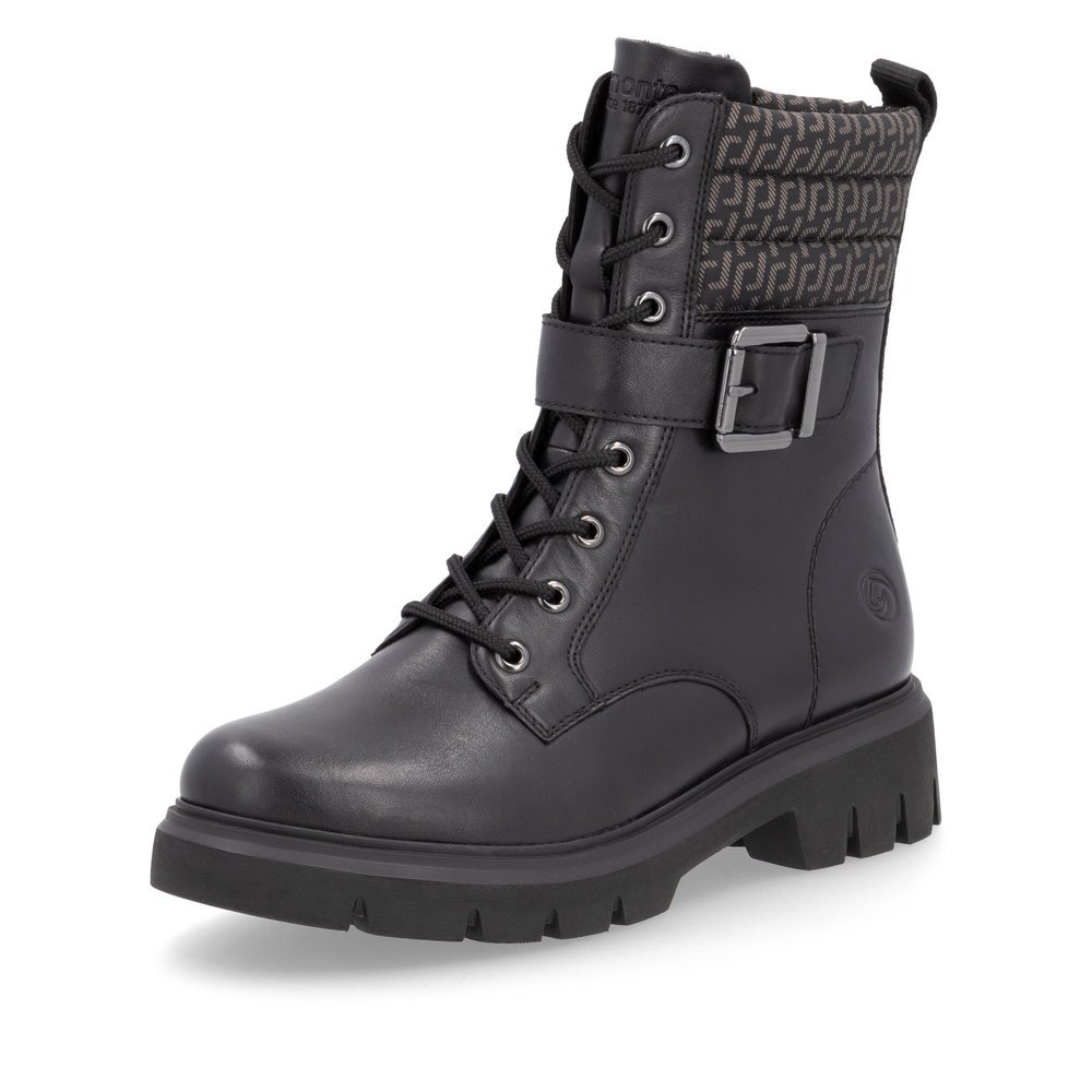 Tiefschwarze remonte Damen Biker Boots D1W71-03 mit Zierschnalle. Schuh seitlich schräg.