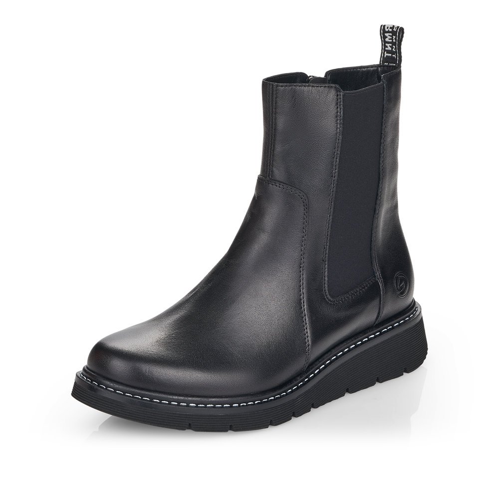 Black remonte women´s Chelsea boots D3970-01 with zipper as well as comfort width G. Shoe laterally.