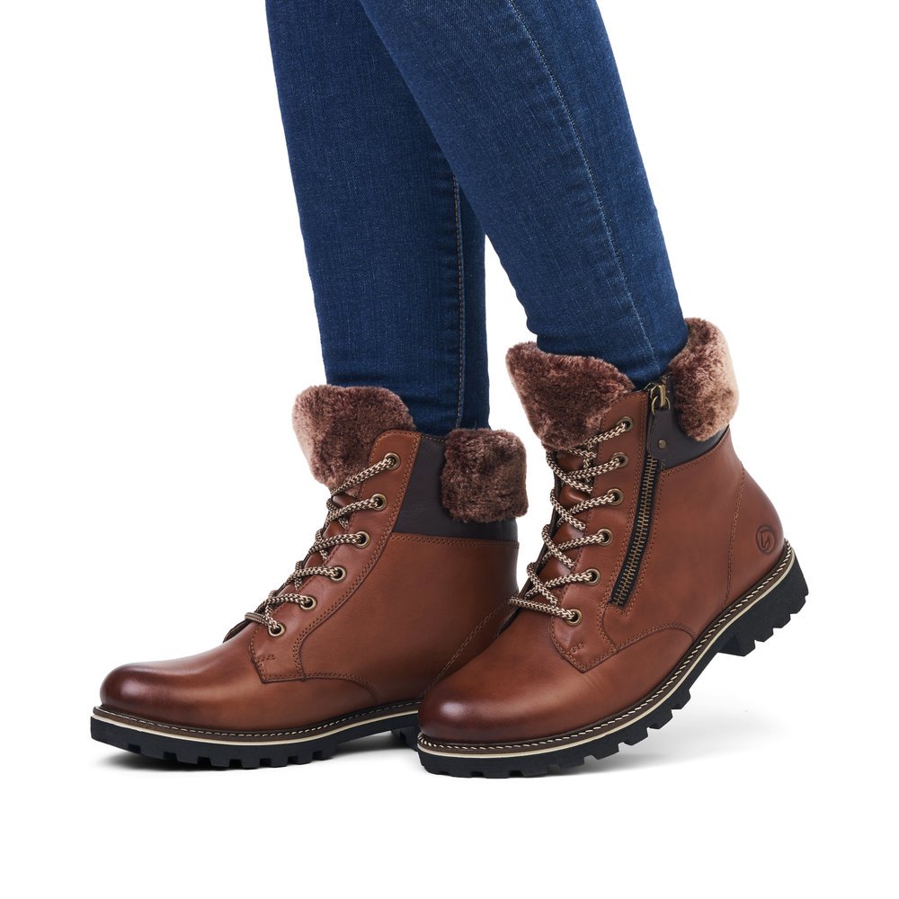 Fuchsbraune remonte Damen Schnürstiefel D8463-25 mit Schaftkragen. Schuh am Fuß.