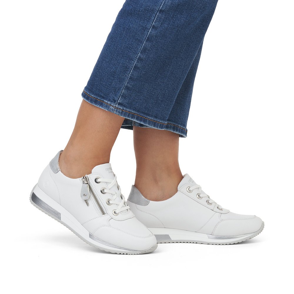 White remonte women´s sneakers D0H11-80 with zipper and a soft exchangeable footbed. Shoe on foot.