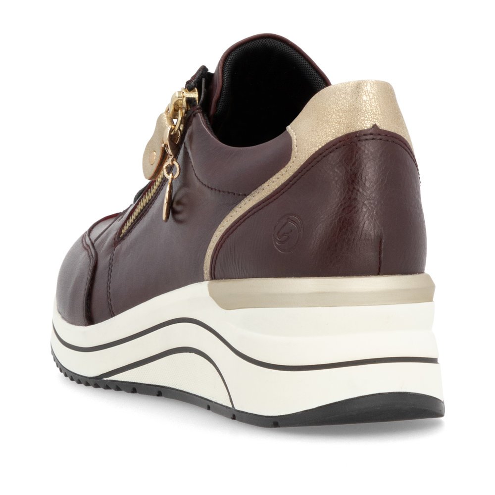 Maroon remonte women´s sneakers D0T03-35 with a remonte pendant as well as a zipper. Shoe from the back.