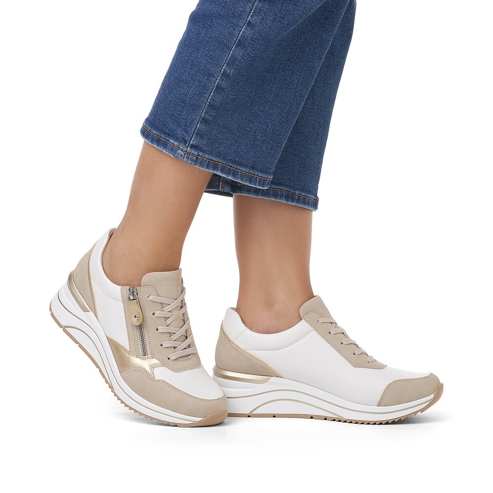 Beige vegan remonte women´s sneakers D0T01-80 with zipper and extra width H. Shoe on foot.