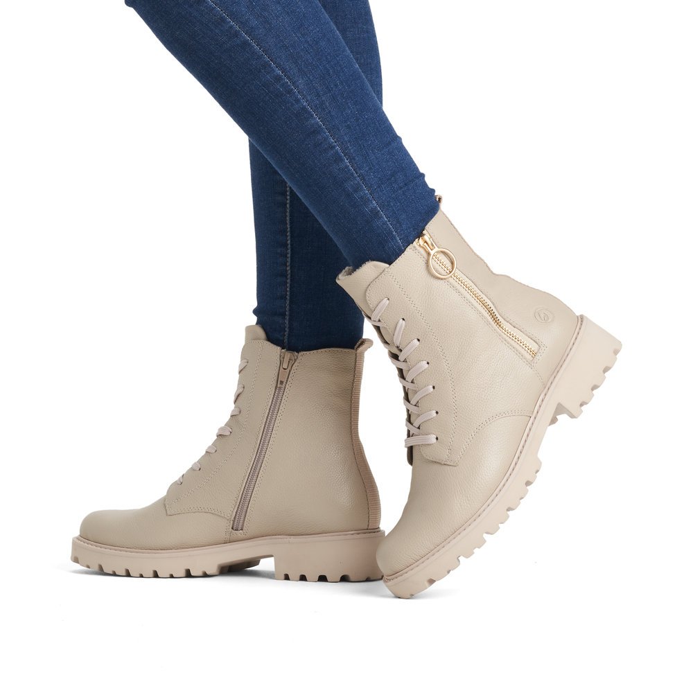 Weißbeige remonte Damen Schnürstiefel D8671-60 mit markanten Ösen. Schuh am Fuß.