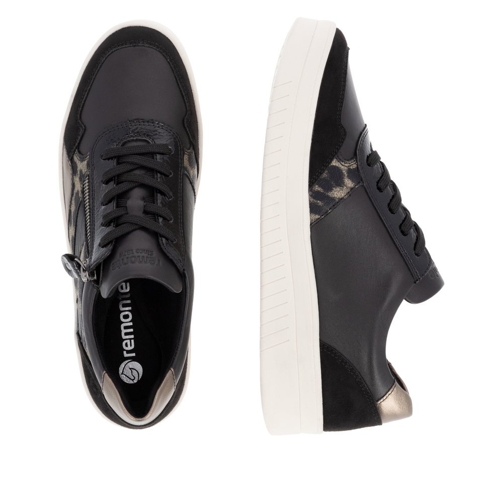 Schwarze remonte Damen Sneaker D0J04-03 mit Animal-Print sowie Reißverschluss. Schuh von oben, liegend.