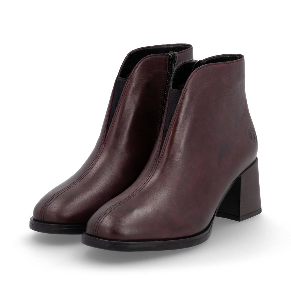 Red remonte women´s ankle boots D0V81-35 with a zipper as well as removable insole. Shoes laterally.