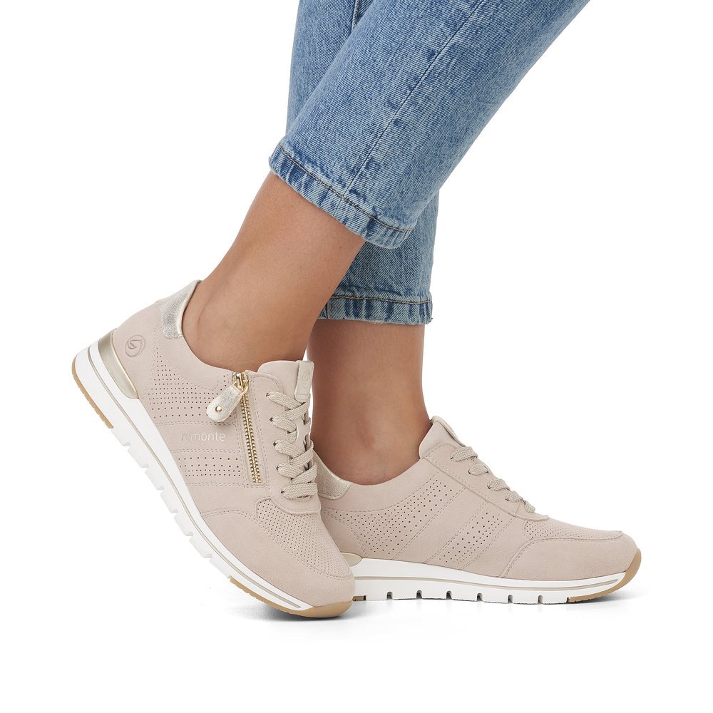 Clay beige remonte women´s sneakers R6705-60 with zipper and comfort width G. Shoe on foot.