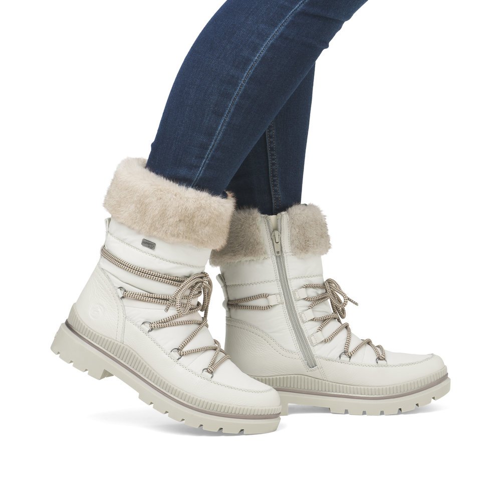 Snow white remonte women´s ankle boots D0C81-80 with a grippy Glass-Fibre sole. Shoe on foot.