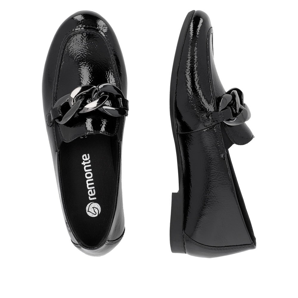 Glossy black remonte women´s loafers D0K00-01 with a chunky chain element. Shoe from the top, lying.