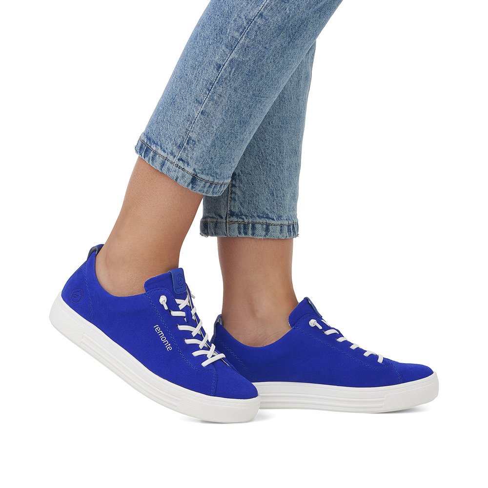 Violet remonte women´s sneakers D0913-14 with lacing and comfort width G. Shoe on foot.