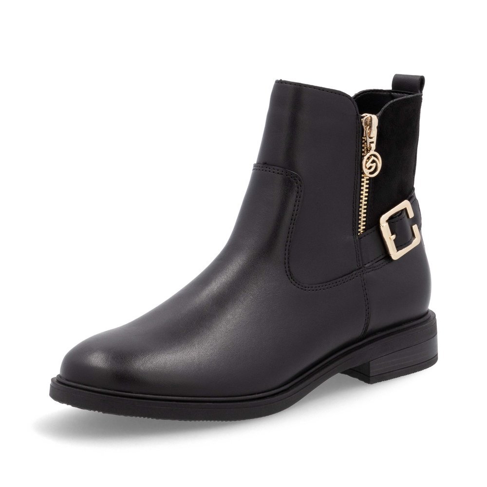 Night black remonte women´s ankle boots D1U71-00 with a golden decorative buckle. Shoe laterally.