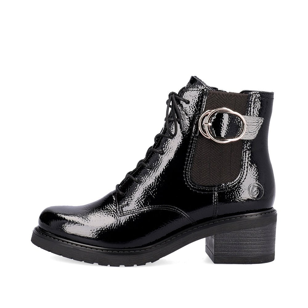 Glossy black remonte women´s biker boots D1A72-01 with a round decorative buckle. Outside of the shoe.