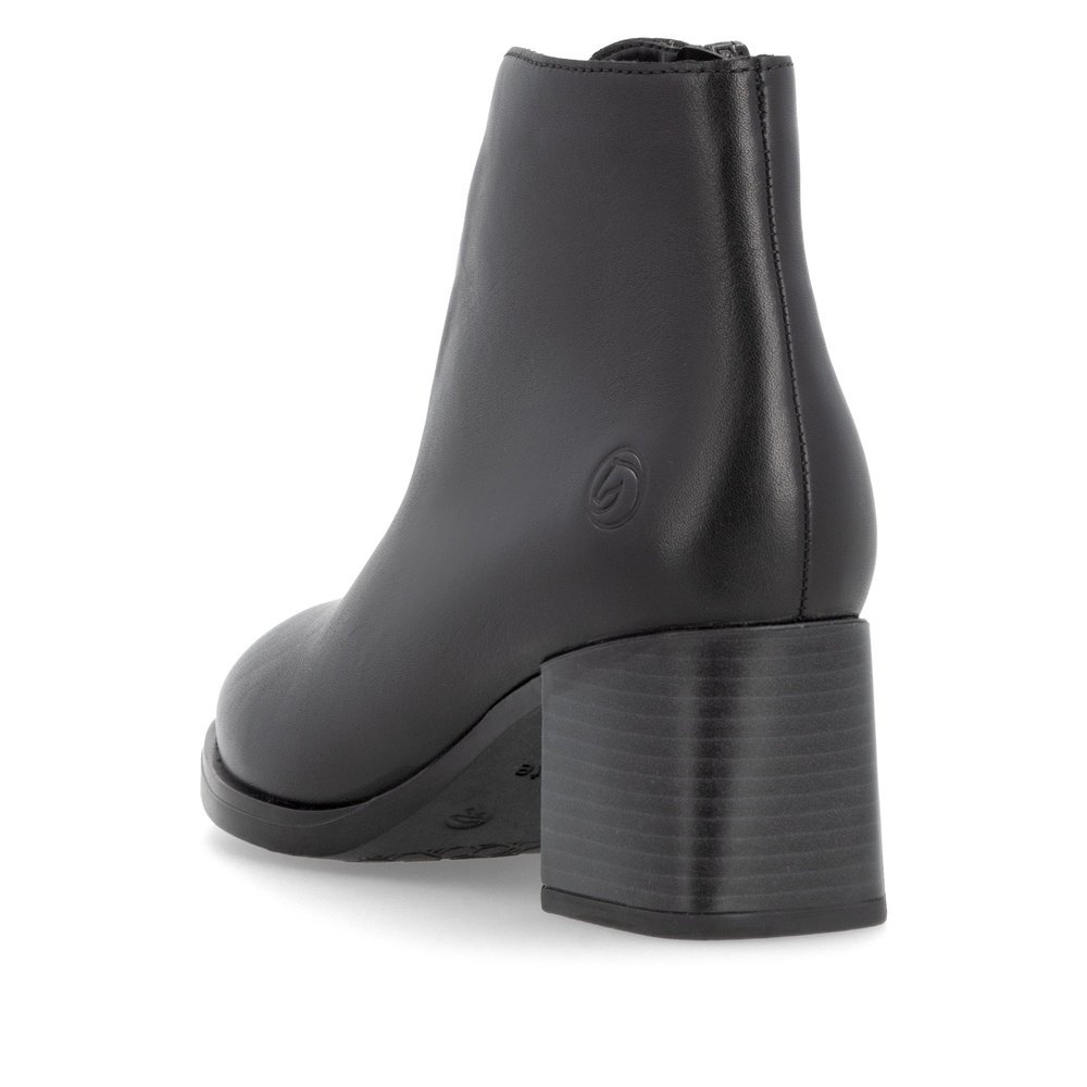 Black remonte women´s ankle boots D0V81-00 with zipper as well as removable insole. Shoe from the back.