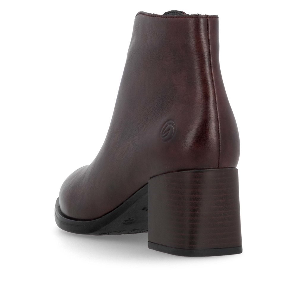 Red remonte women´s ankle boots D0V81-35 with a zipper as well as removable insole. Shoe from the back.