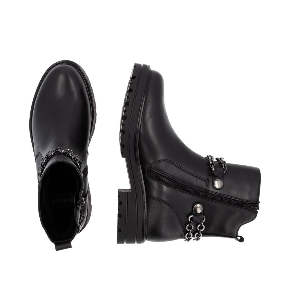 Black remonte women´s ankle boots D2285-00 with detachable chain as well as zipper. Shoe from the top, lying.